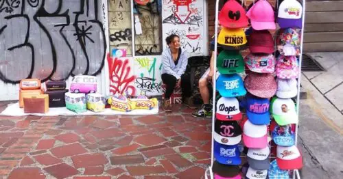 PUESTO AMBULANTE DE COJINES  GORRAS DIEGO MORENO